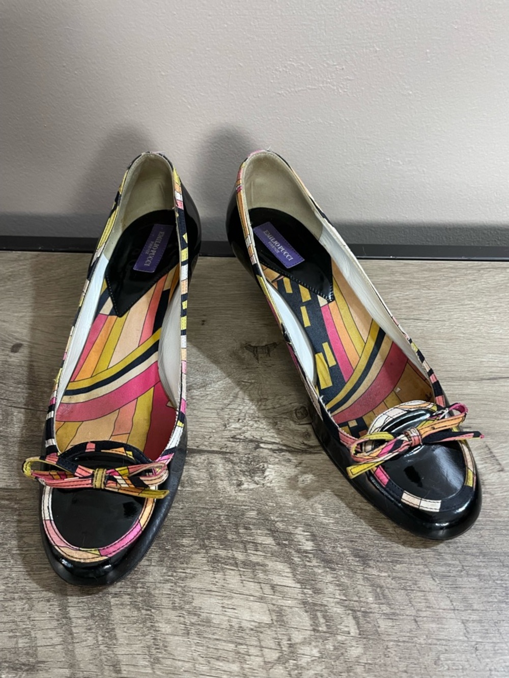 Womens EMILIO PUCCI Black PATENT LEATHER Silk Trim Designer KITTEN Heel PUMPS 37 - Picture 3 of 8